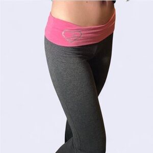 Aeropostale low rise gray flare leggings with pink live love dream fold over